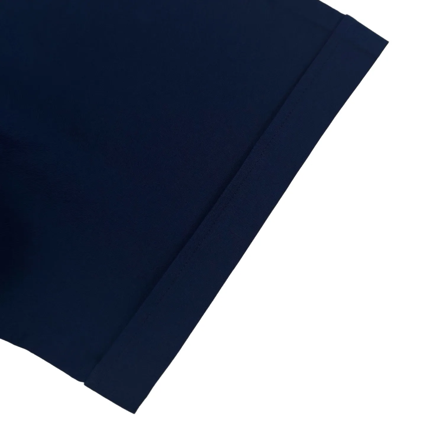 Ami Paris love pocket embroidered short-sleeved shirt (Blue) was originally purchased for 2,600 and developed. The fabric is made of customized high-density double-ply Oxford spinning. It is tight and smooth, comfortable and close to the skin. The warm mist blue pave the calm background. It is clear and soft with a cool and high-end atmosphere. The black love logo is quietly embellished on the left chest pocket. The light luxury is hidden in the square details. It is unobtrusive but has its own style. The neat silhouette hides gentleness and elegance. Every piece of clothing has its own elegance. It is quiet and extraordinary, using imported machine embroidery technology, using advanced computer control systems and precise mechanical components to realize Ami's love embroidery work with high precision. The lines are smooth and delicate, and the fabrics have been fermented and washed. The hand feel and texture are better, not easy to deform, not easy to shrink, not easy to fade, and maintain long-term beauty. Size:37-38-39-40